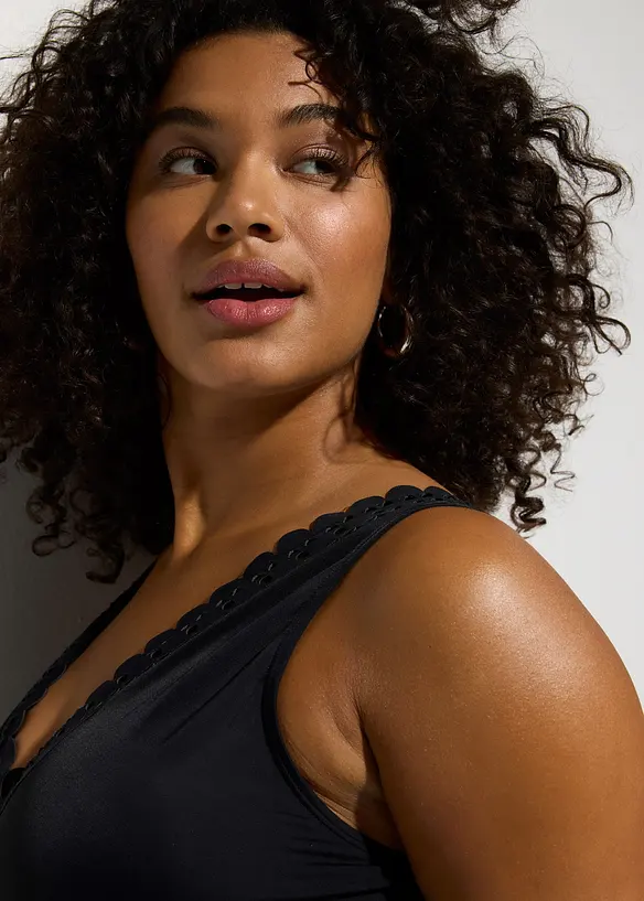 Badedrakt med Laser-Cut-innfellinger, bonprix