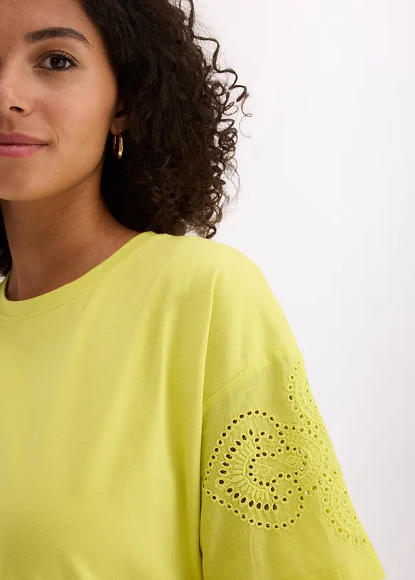 Topp med hullbroderi, bonprix