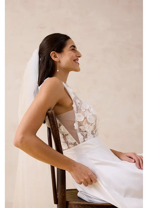 Brudekjole i skimrende sateng med blomsterapplikasjon, bonprix