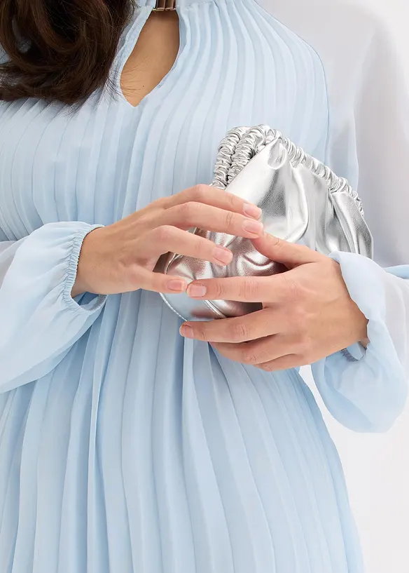 Minikjole i lett chiffon med pliss&eacute;folder, bonprix