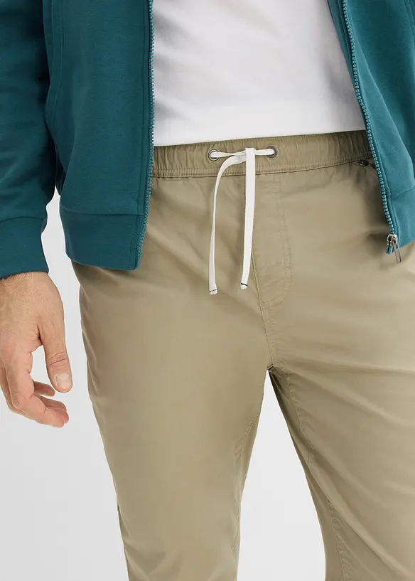 Komfortabel slip on-bukse i Regular Fit med kontrastfarget snor, bonprix