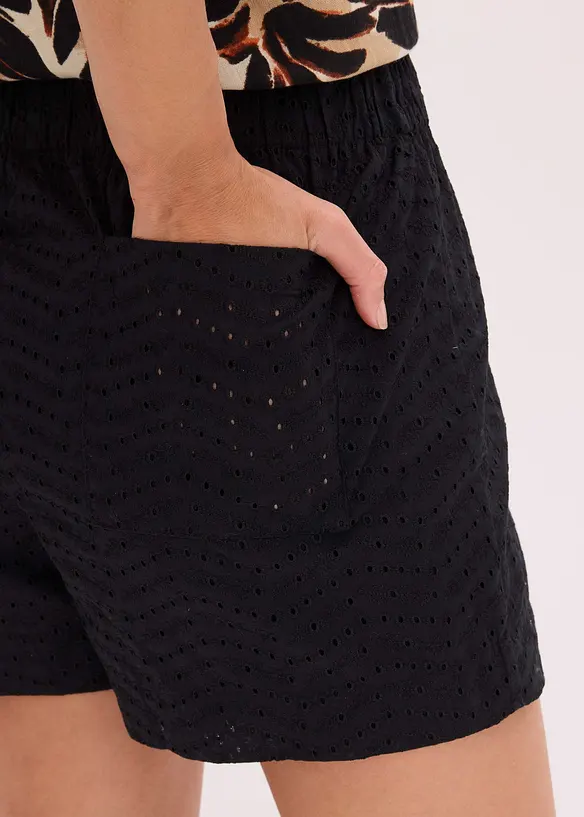 Shorts med hullbroderier, bonprix