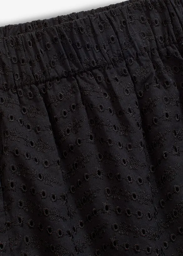 Shorts med hullbroderier, bonprix