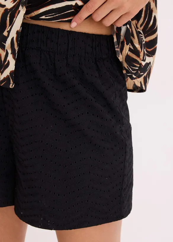 Shorts med hullbroderier, bonprix