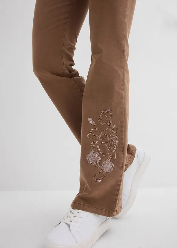Bootcut-bukse med blomsterbroderier, bonprix