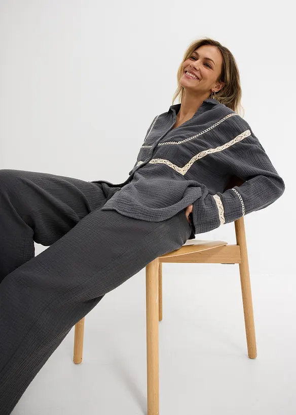 Skjorte i musselin med blondeinnfellinger, bonprix