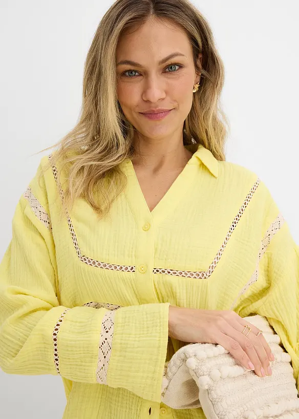 Skjorte i musselin med blondeinnfellinger, bonprix