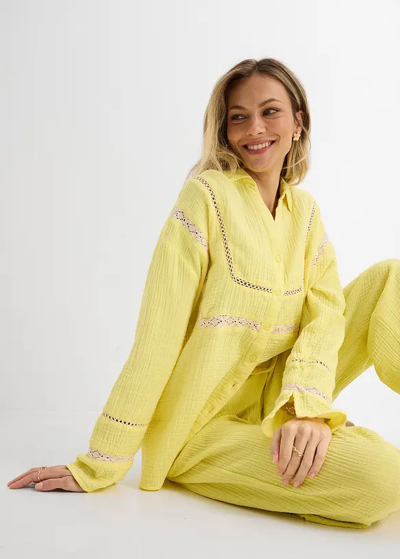 Skjorte i musselin med blondeinnfellinger, bonprix