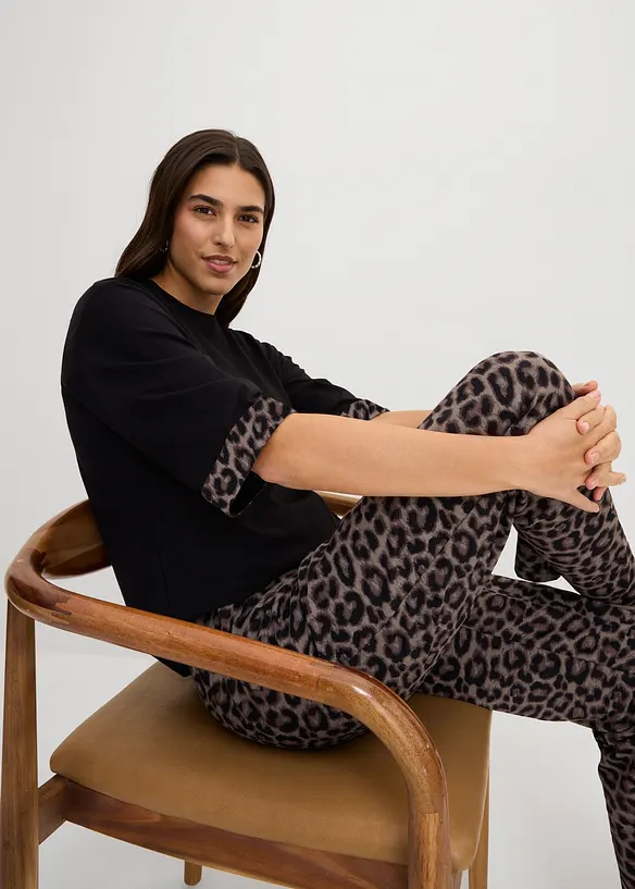Sweatshirt i bomullsmiks med leopardm&oslash;nster p&aring; ermekanten, bonprix
