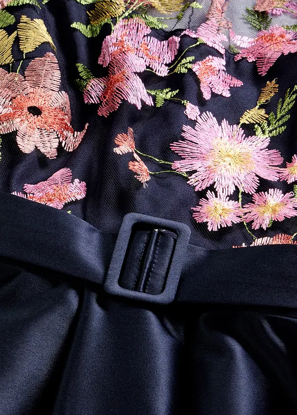 Maxikjole i blank sateng med blonder, bonprix