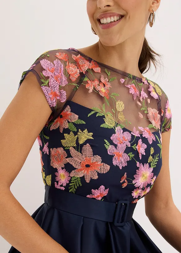 Maxikjole i blank sateng med blonder, bonprix