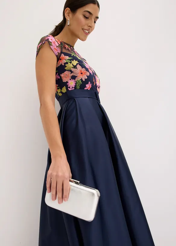 Maxikjole i blank sateng med blonder, bonprix