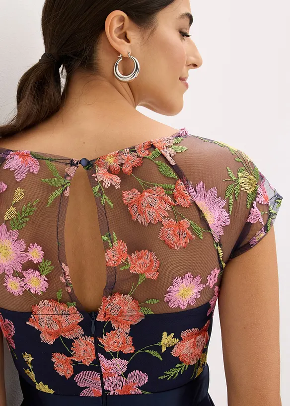 Maxikjole i blank sateng med blonder, bonprix