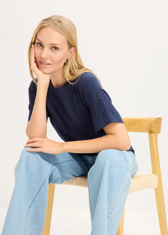 Topp med hullbroderi, bonprix