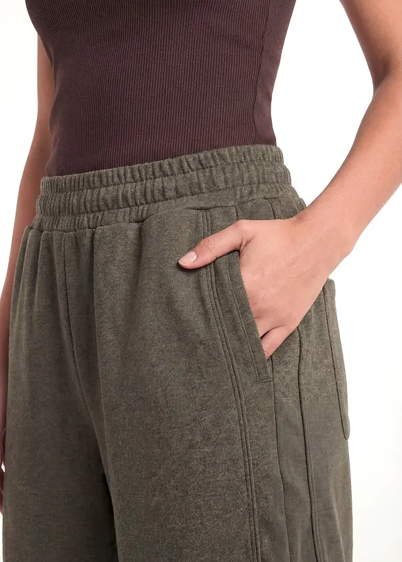 Vid sweatshorts i bomullsblanding, bonprix