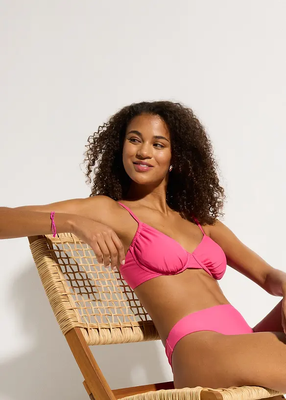 Bikinibukse med h&oslash;y benskj&aelig;ring, bonprix