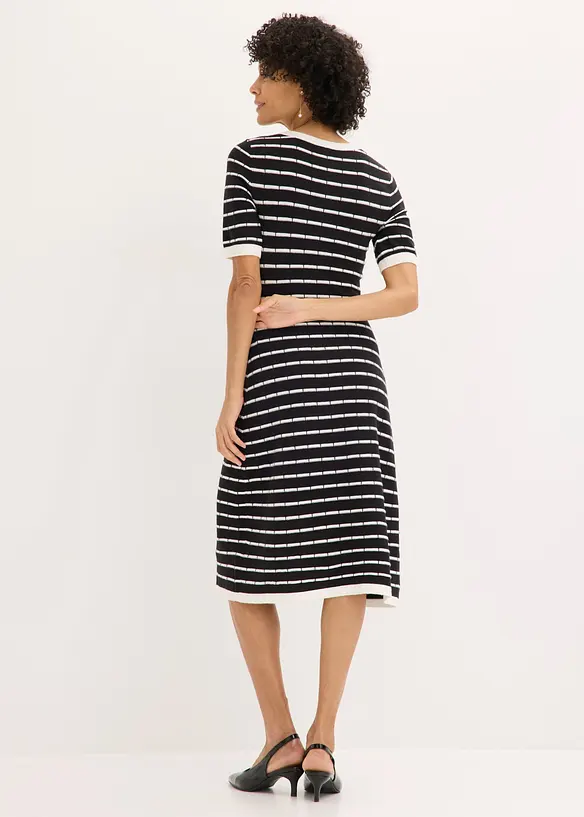 Strikket kjole i viskosemiks med knapper, bonprix