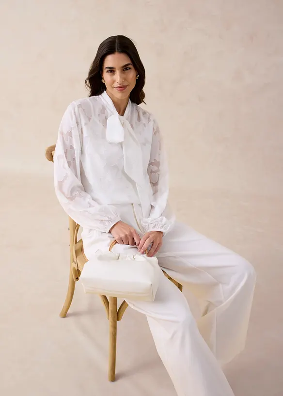Sl&oslash;yfe-bluse med broderi, bonprix