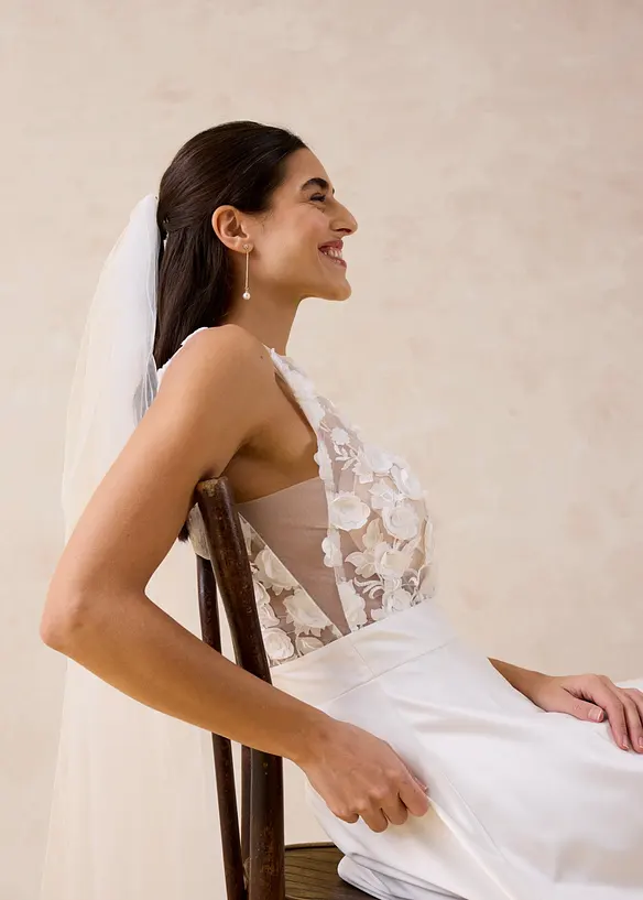 Brudekjole i skimrende sateng med blomsterapplikasjon, bonprix