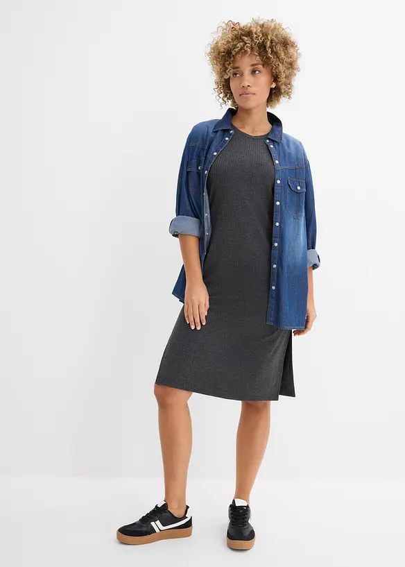 Kjole i ribbet materiale med sidesplitter, av lett viskosemiks, bonprix