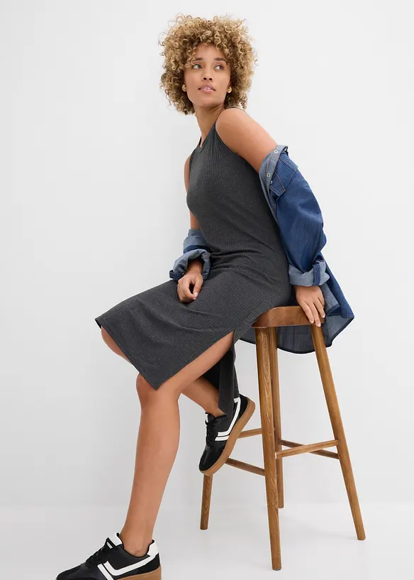 Kjole i ribbet materiale med sidesplitter, av lett viskosemiks, bonprix