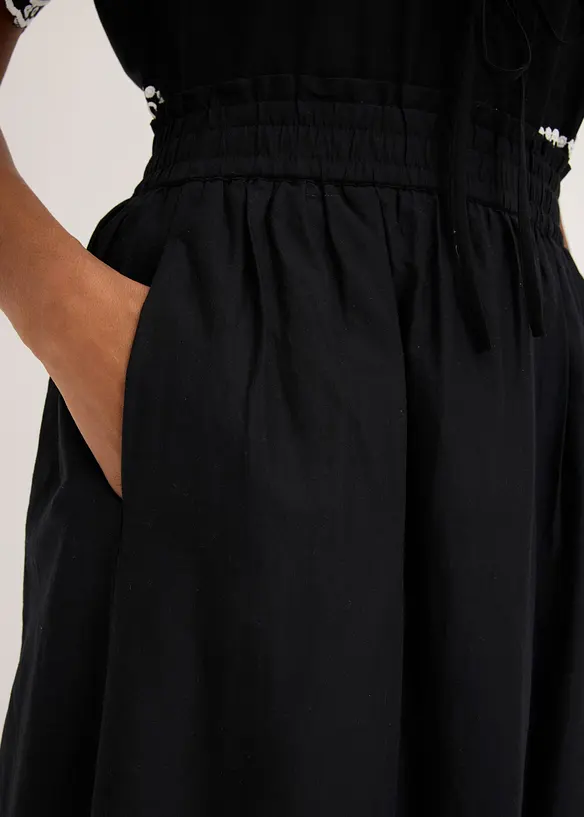 Midiskj&oslash;rt med hullbroderi av 100% bomull, bonprix