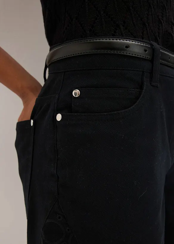 Shorts med hullbroderier, bonprix