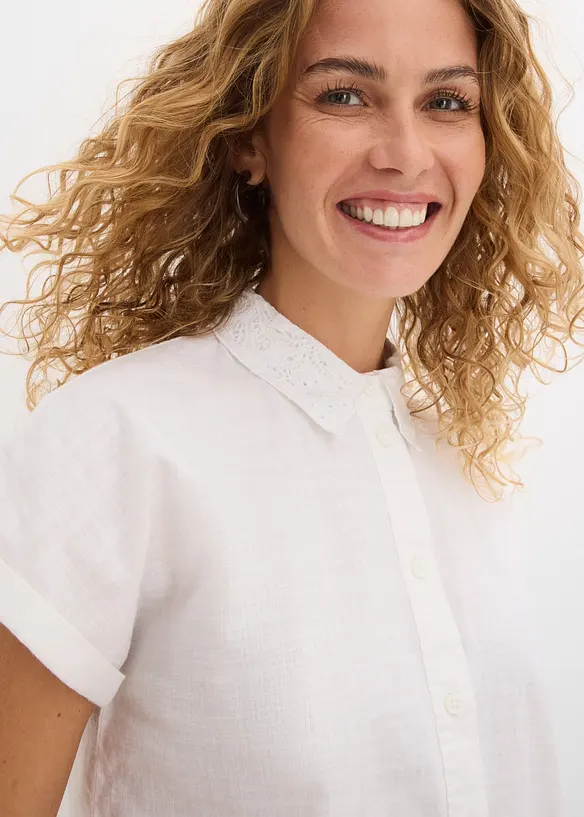 Bomullsbluse med hullbroderi, bonprix