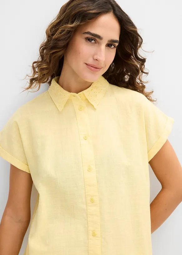Bomullsbluse med hullbroderi, bonprix