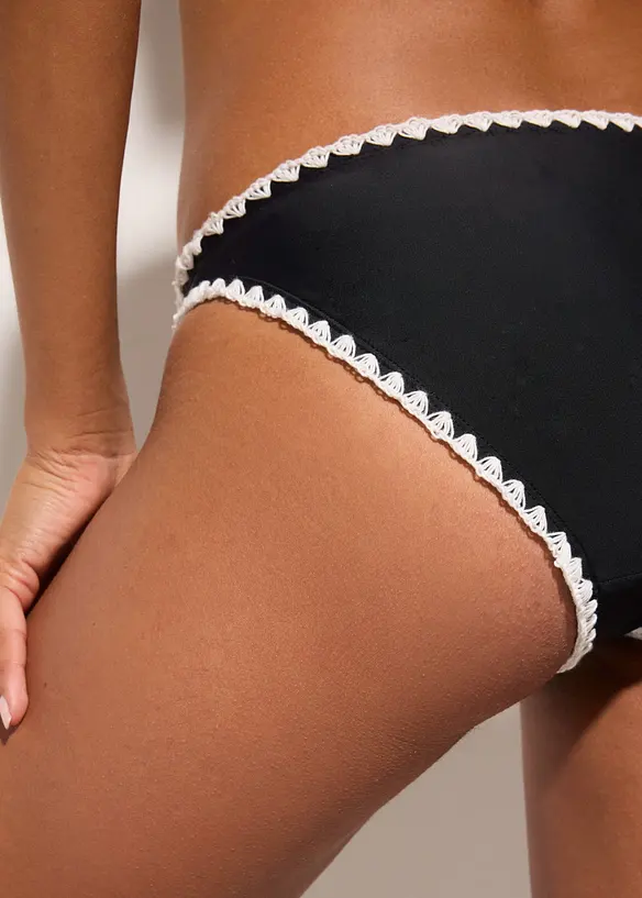 Liten bikinibukse med broderi, bonprix