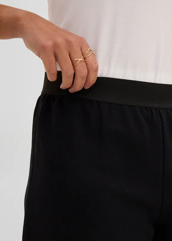 Sweatshorts med avrundet nederkant, bonprix