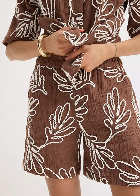 Shorts i 100% bomull med broderi, bonprix