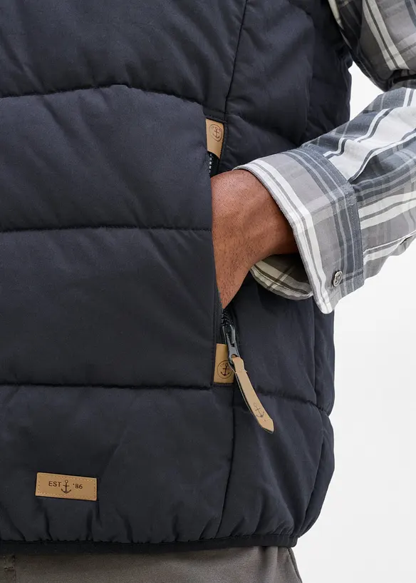 Vattert vest med hette og detaljer i imitert skinn, bonprix