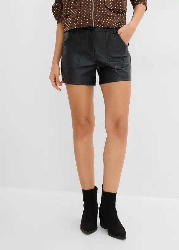 Kort shorts i imitert skinn, bonprix