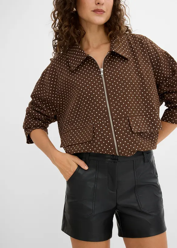 Kort shorts i imitert skinn, bonprix