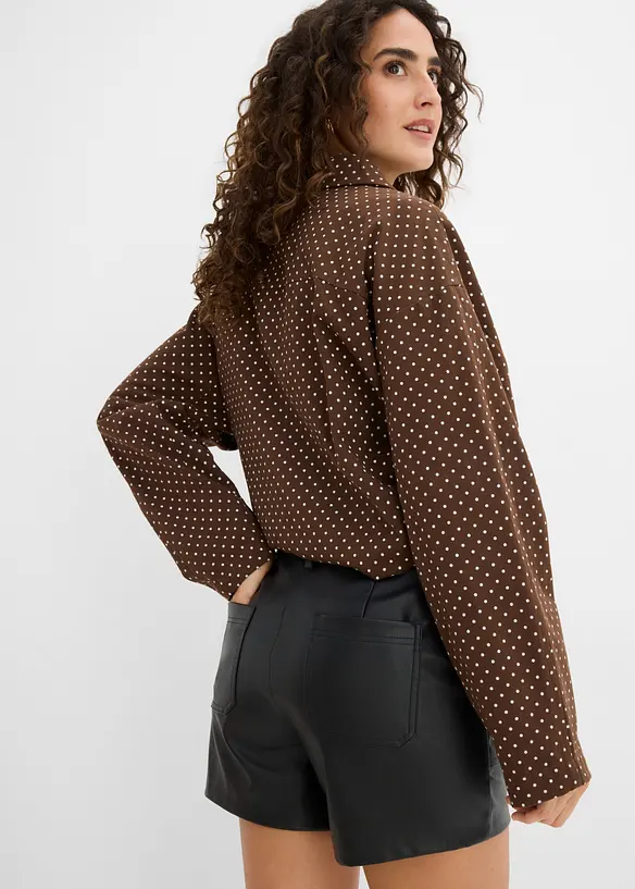 Kort shorts i imitert skinn, bonprix