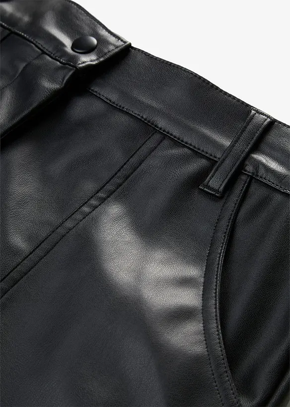Kort shorts i imitert skinn, bonprix