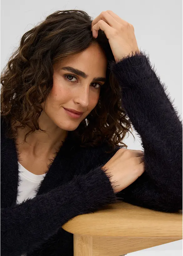 Lang strikkejakke i  fluffy stil, bonprix