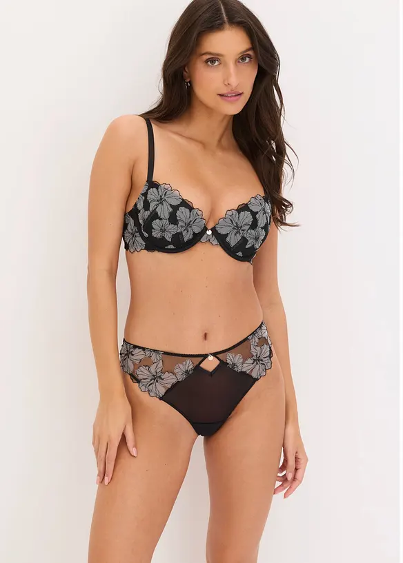 Stringtruse med nydelig broderi, bonprix
