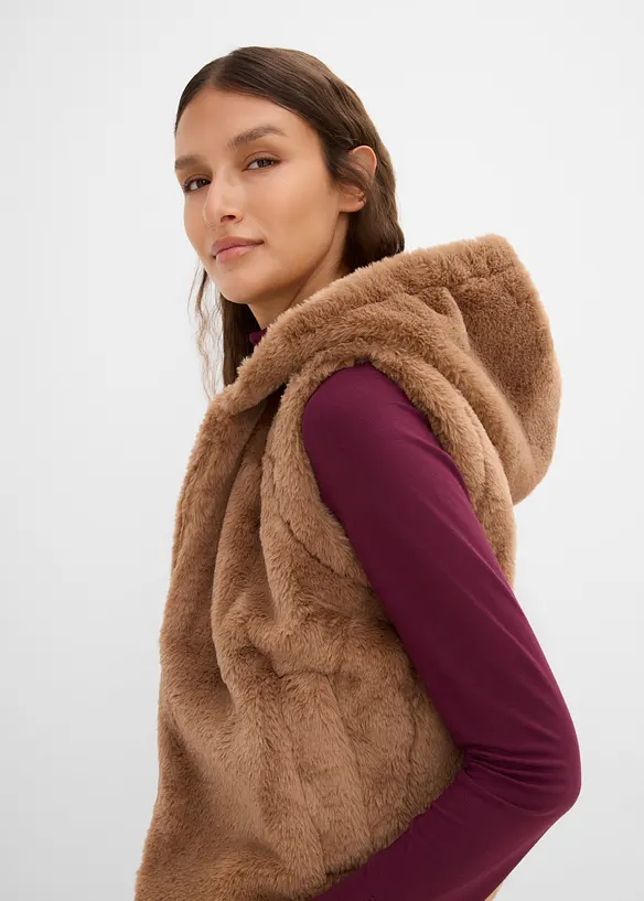 Fuskepelsvest med stikklommer, bonprix