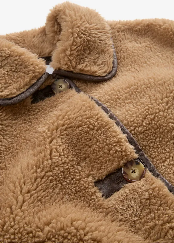 Fuskepelsjakke med dekorative knapper, bonprix