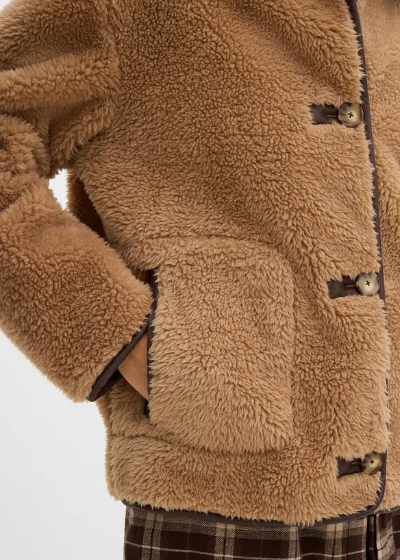 Fuskepelsjakke med dekorative knapper, bonprix