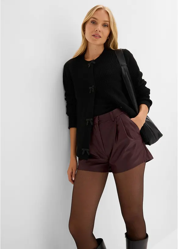 Kort shorts i imitert skinn, bonprix