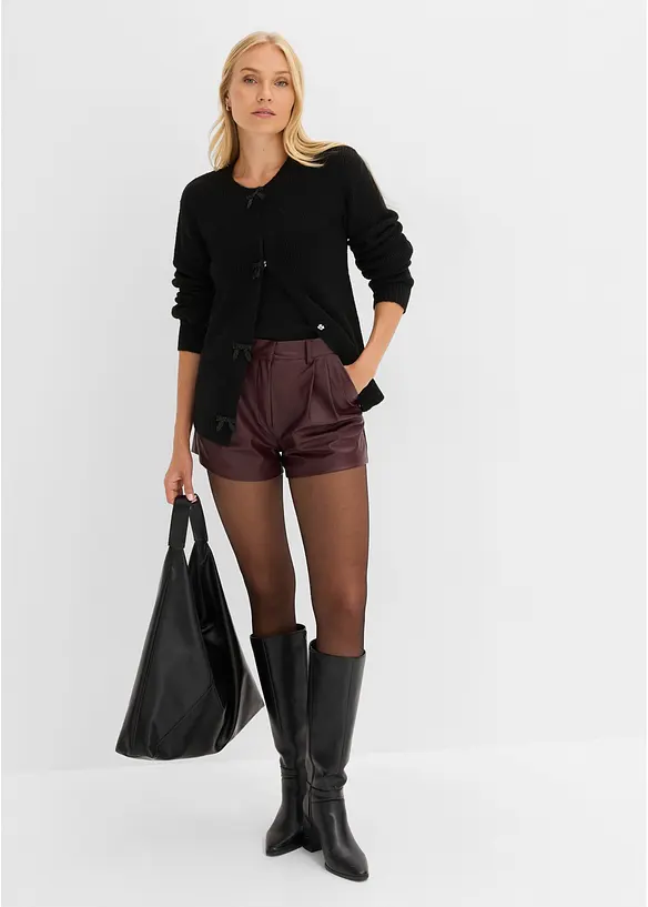 Kort shorts i imitert skinn, bonprix