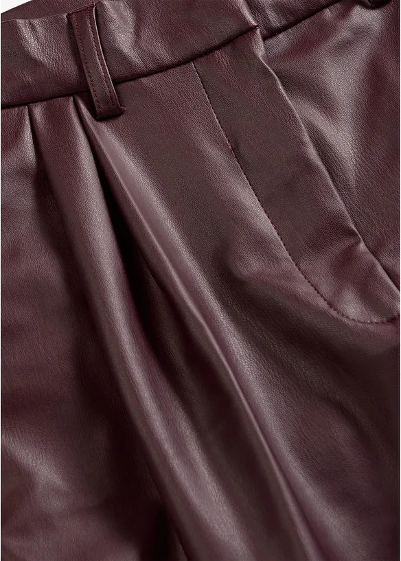 Kort shorts i imitert skinn, bonprix