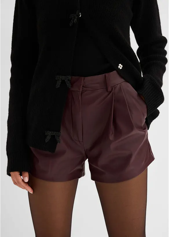 Kort shorts i imitert skinn, bonprix