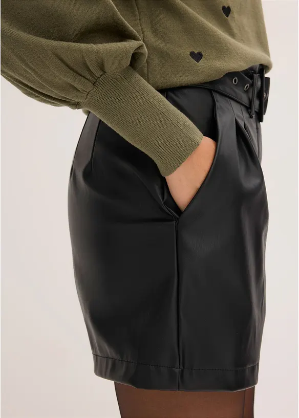 Shorts i imitert skinn med belte, bonprix