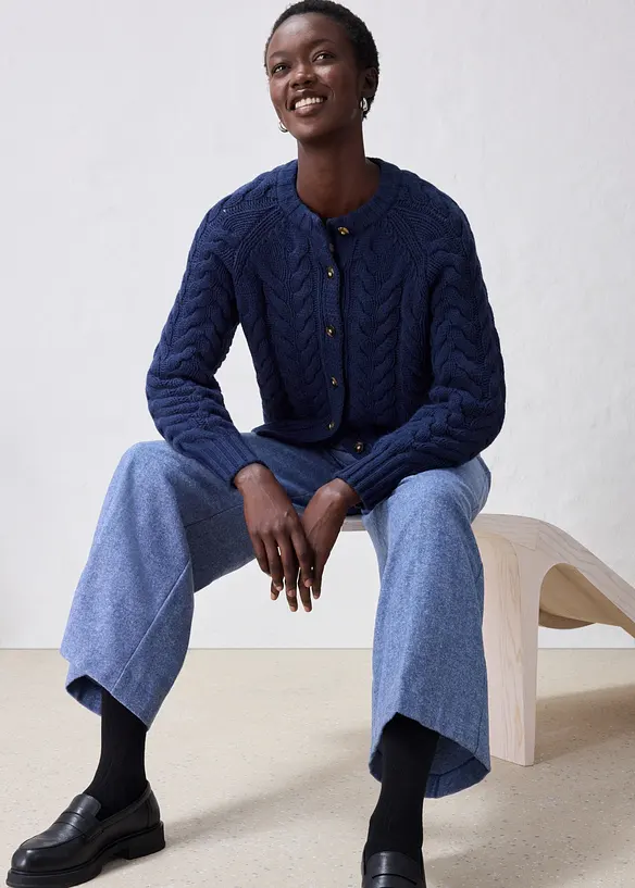 Kabelstrikket cardigan med fin merinoull, bonprix
